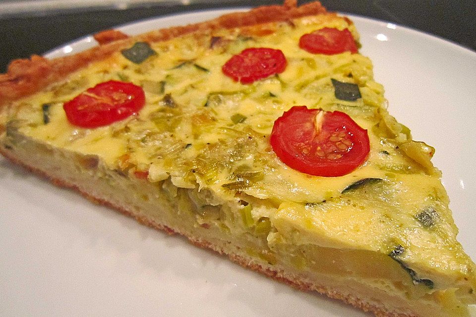 Gemüsekuchen mit Kirschtomaten und Zucchini