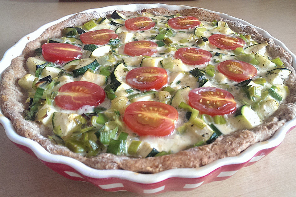 Gemüsekuchen mit Kirschtomaten und Zucchini