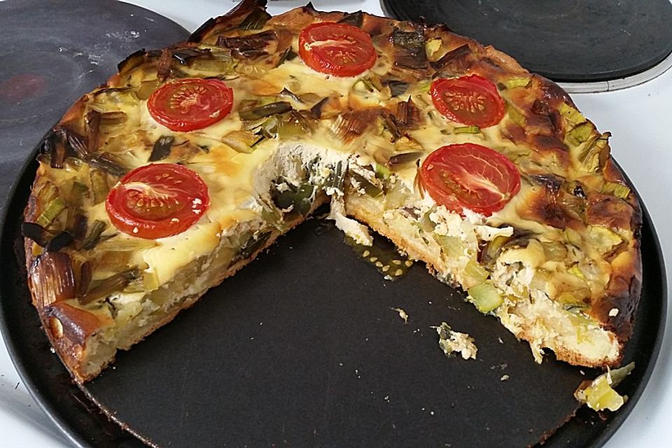 Gemüsekuchen mit Kirschtomaten und Zucchini