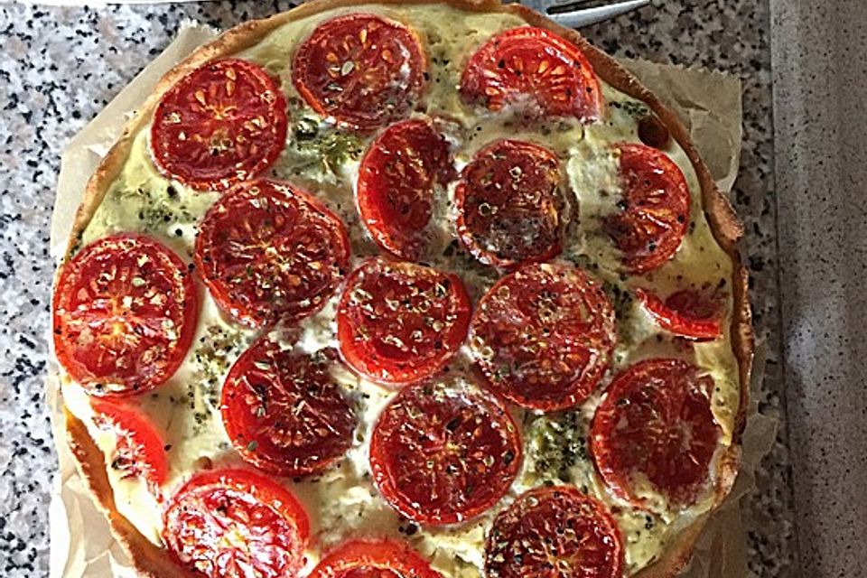 Gemüsekuchen mit Kirschtomaten und Zucchini