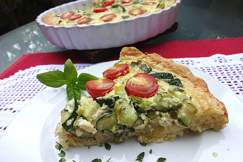 Gemüsekuchen mit Kirschtomaten und Zucchini