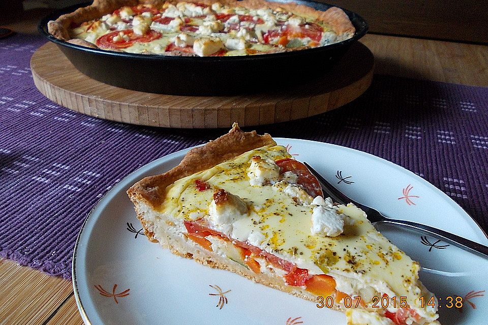 Gemüsekuchen mit Kirschtomaten und Zucchini