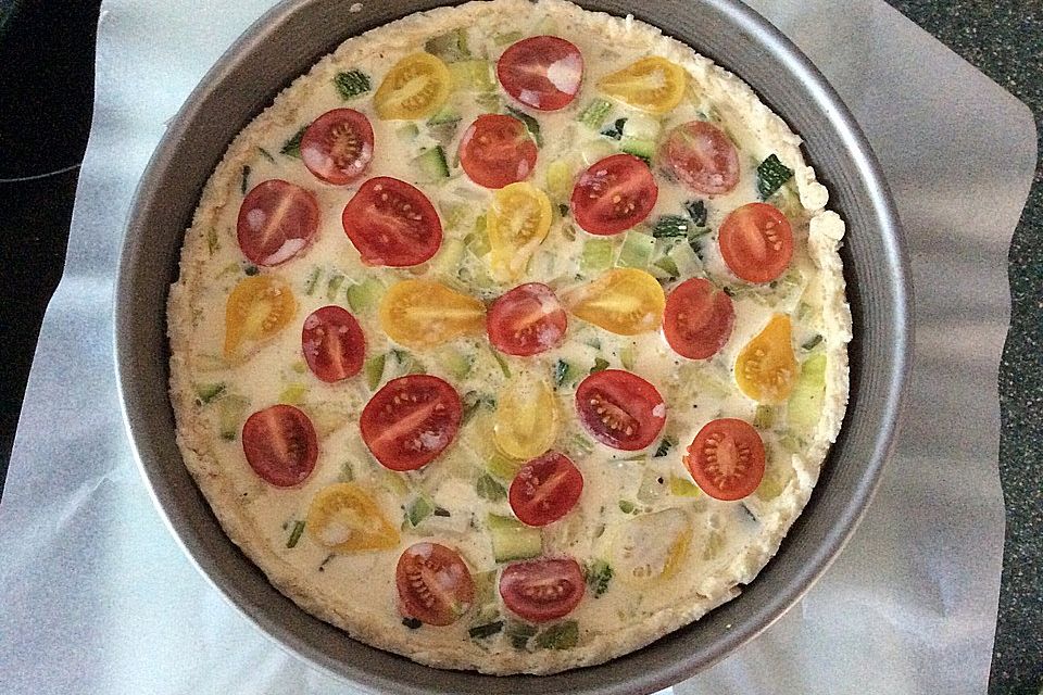 Gemüsekuchen mit Kirschtomaten und Zucchini