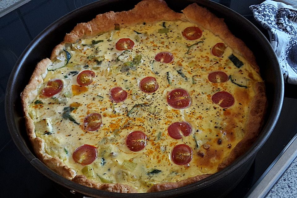 Gemüsekuchen mit Kirschtomaten und Zucchini