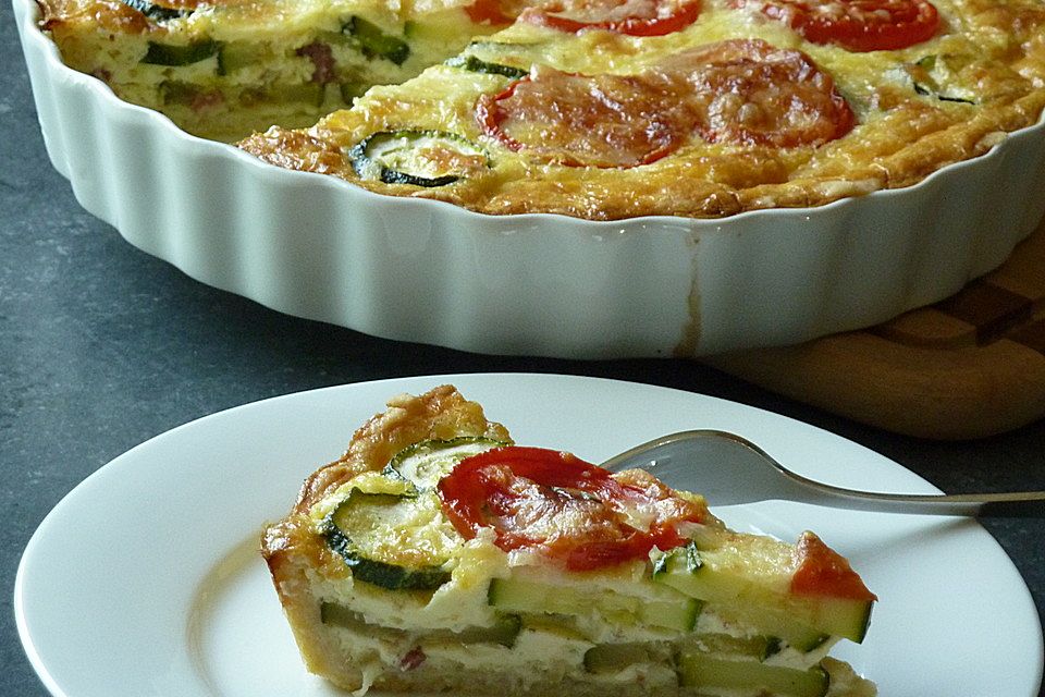 Gemüsekuchen mit Kirschtomaten und Zucchini