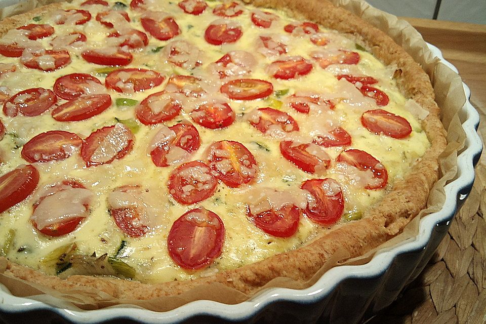 Gemüsekuchen mit Kirschtomaten und Zucchini