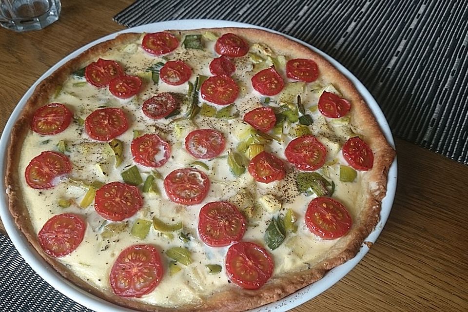 Gemüsekuchen mit Kirschtomaten und Zucchini