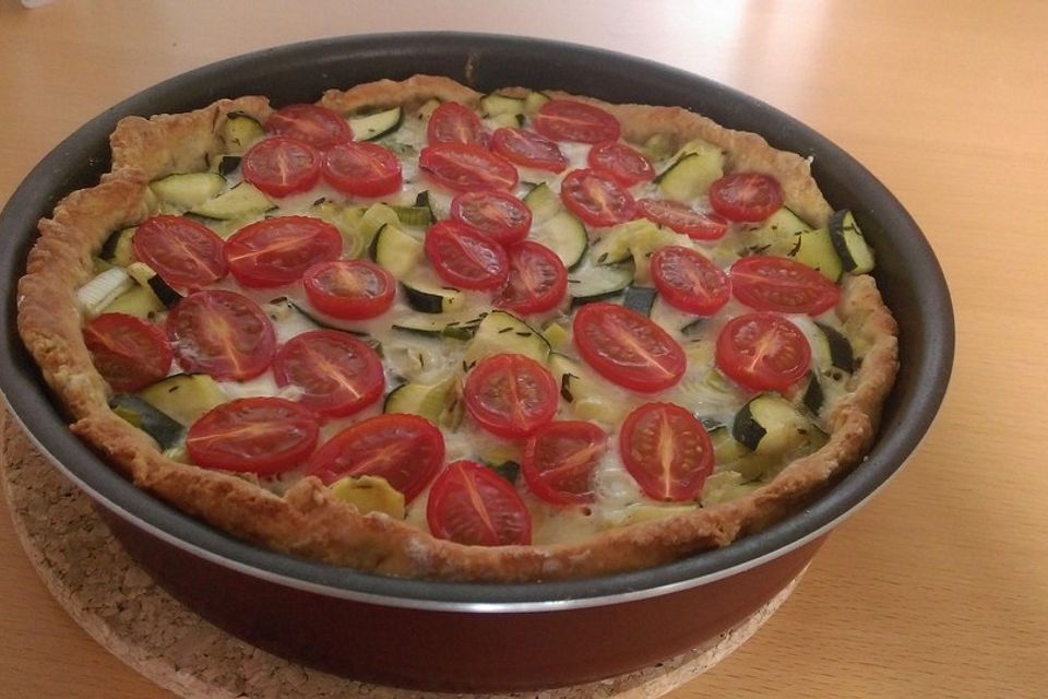 Gemüsekuchen mit Kirschtomaten und Zucchini