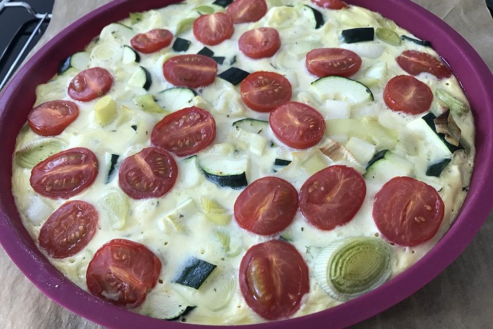 Gemüsekuchen mit Kirschtomaten und Zucchini