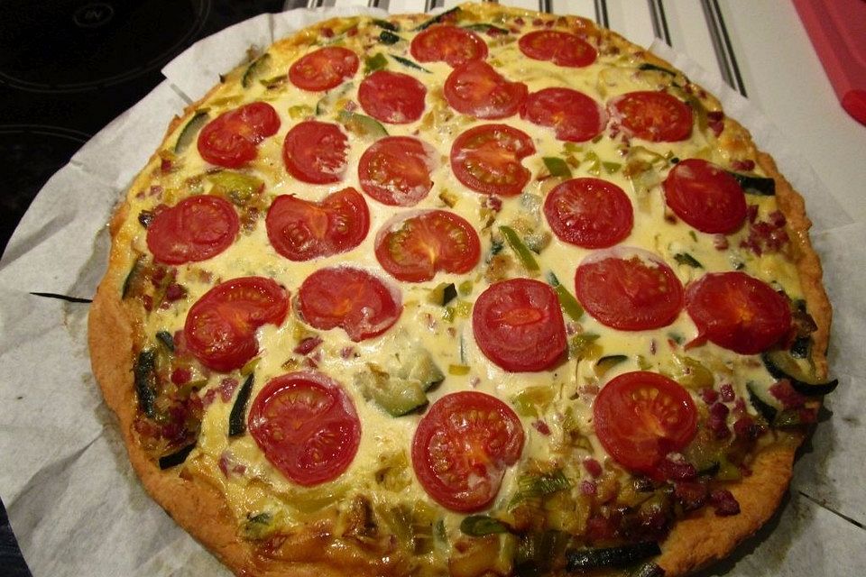 Gemüsekuchen mit Kirschtomaten und Zucchini