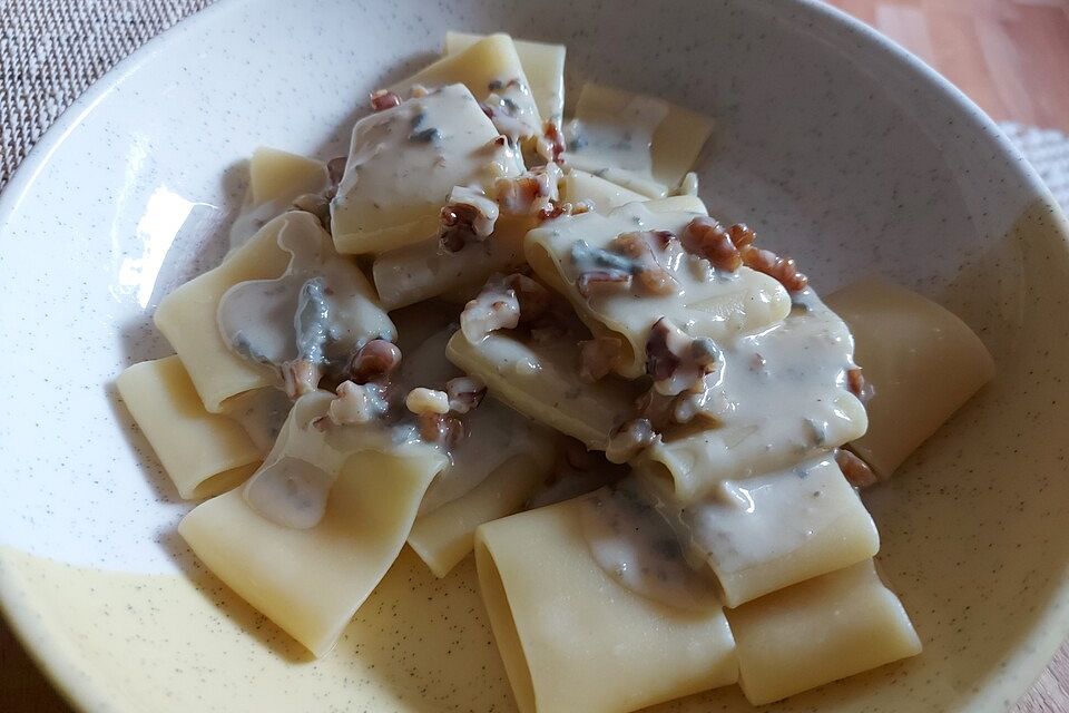 Nudeln mit Gorgonzola-Walnuss Sauce