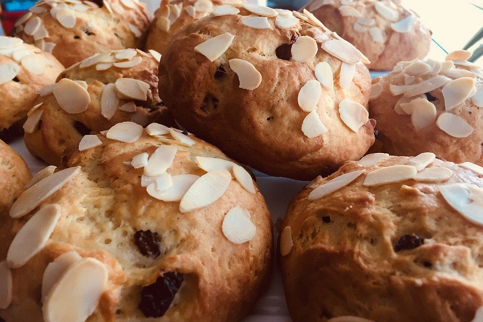 Quark-Rosinenbrötchen