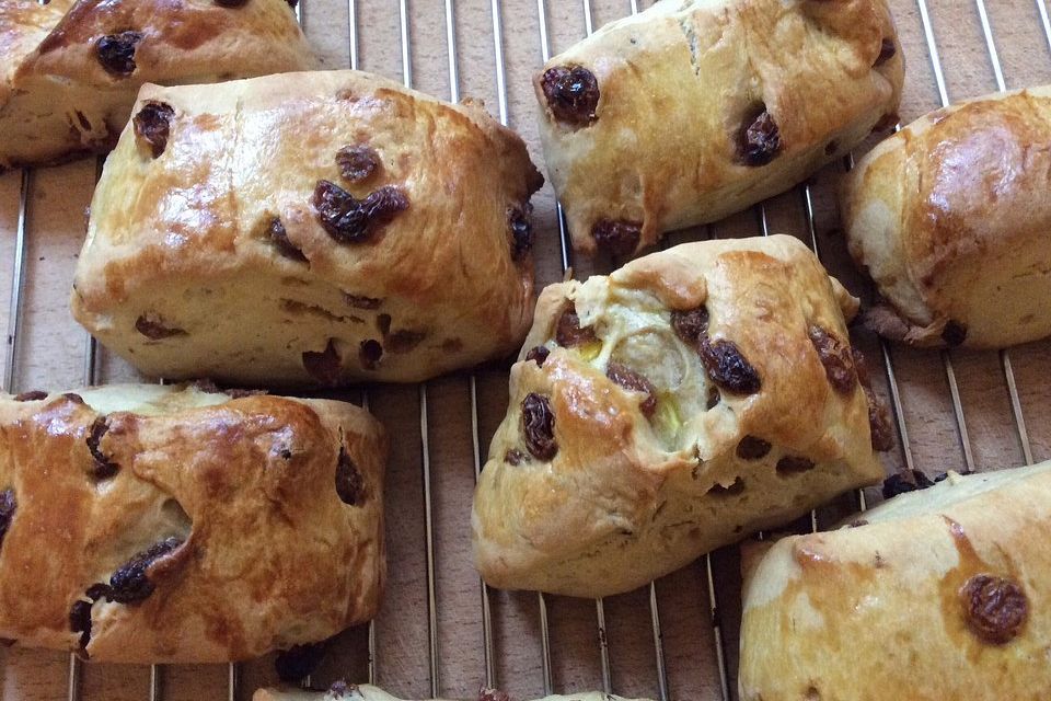 Quark-Rosinenbrötchen