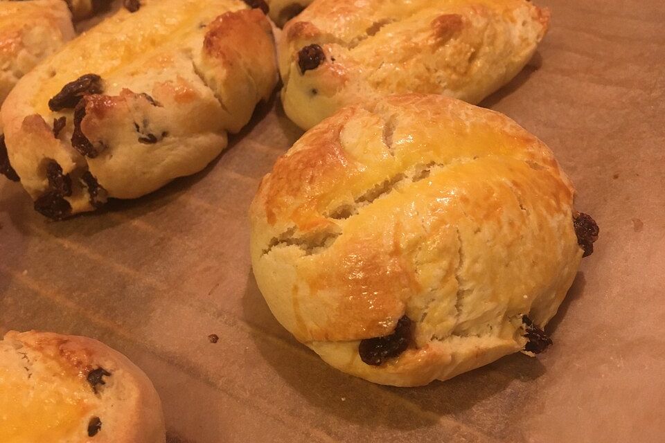 Quark-Rosinenbrötchen