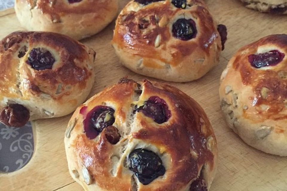 Quark-Rosinenbrötchen