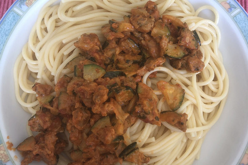 Spaghetti mit Bratwurst und Zucchini