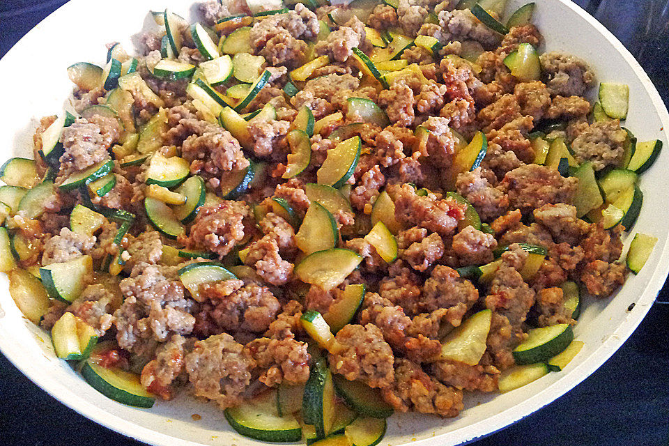 Spaghetti mit Bratwurst und Zucchini