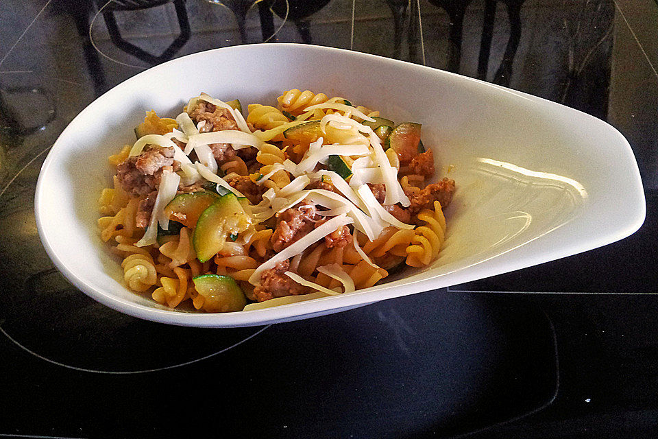 Spaghetti mit Bratwurst und Zucchini