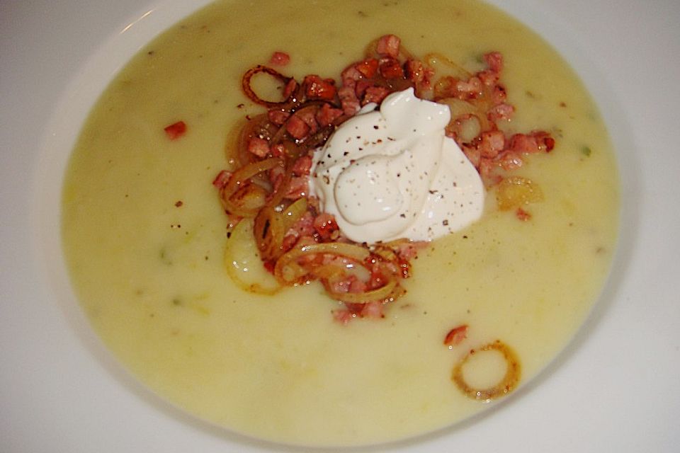 Deftige Kartoffelcremesuppe mit Speck