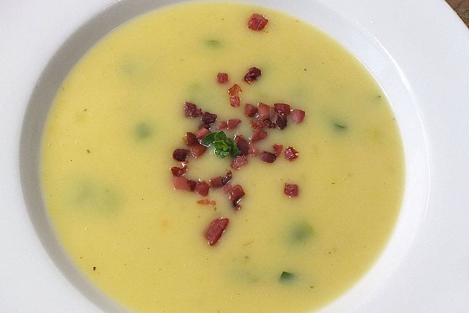 Deftige Kartoffelcremesuppe mit Speck