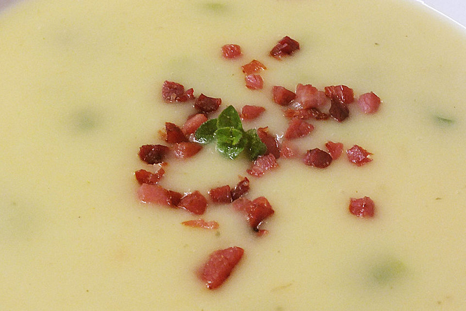 Deftige Kartoffelcremesuppe mit Speck