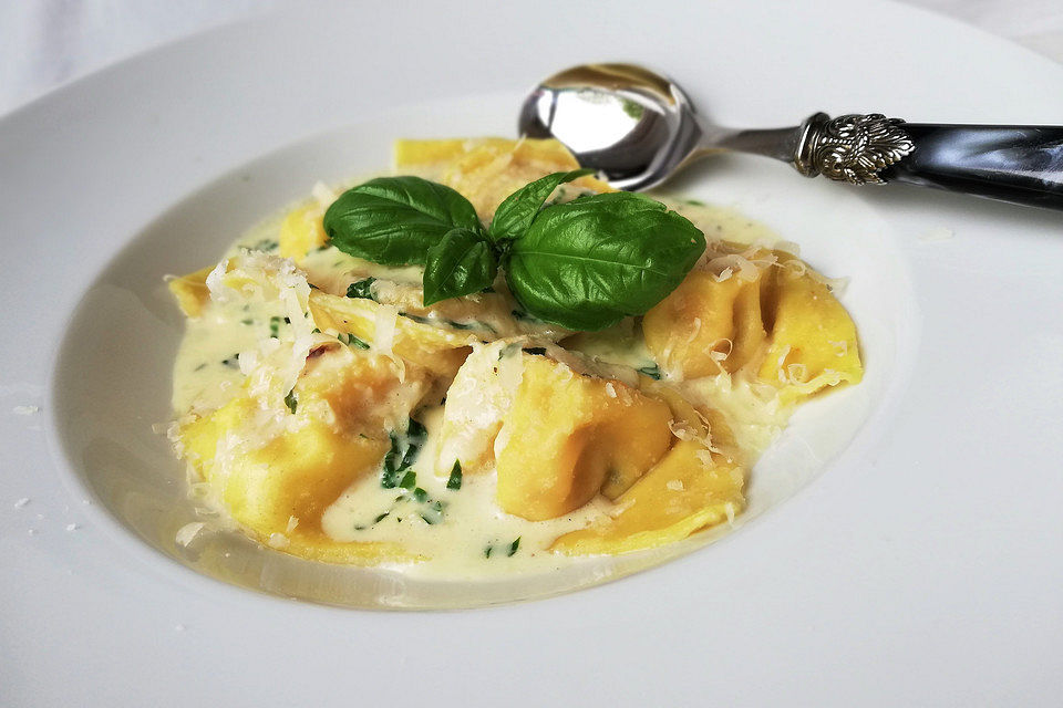 Ravioli mit Lachsfüllung an Zitronen - Basilikum Sauce