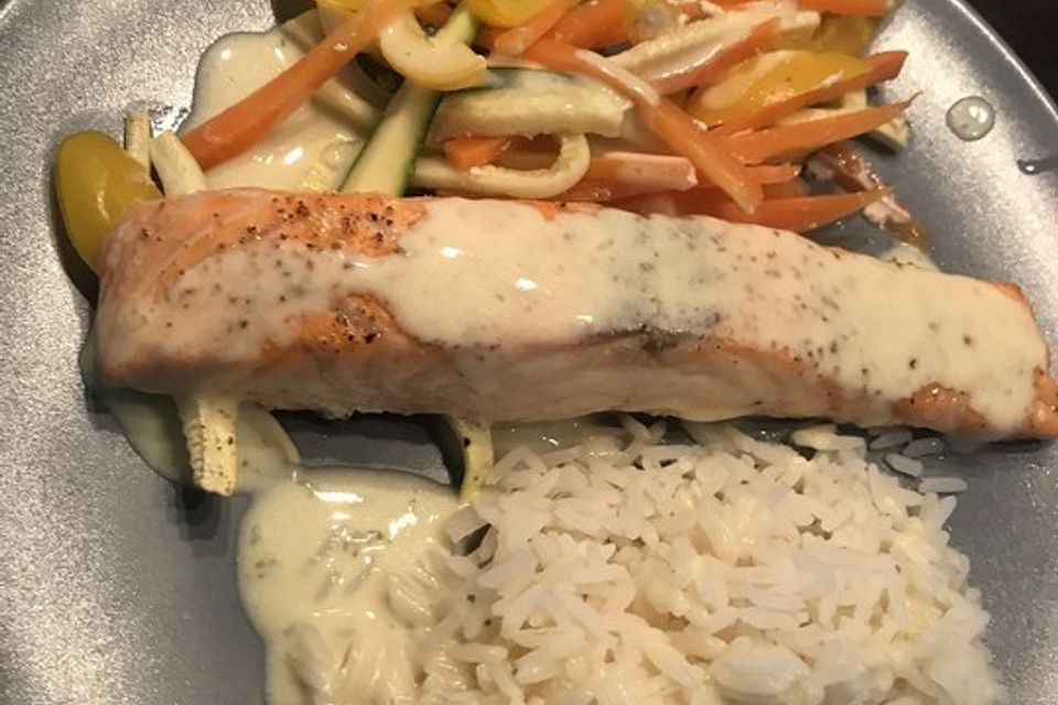 Lachs auf Gemüse aus dem Ofen