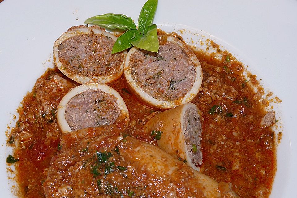 Mit Hackfleisch und Garnelen gefüllte Tintenfischtuben in pikanter Tomatensauce