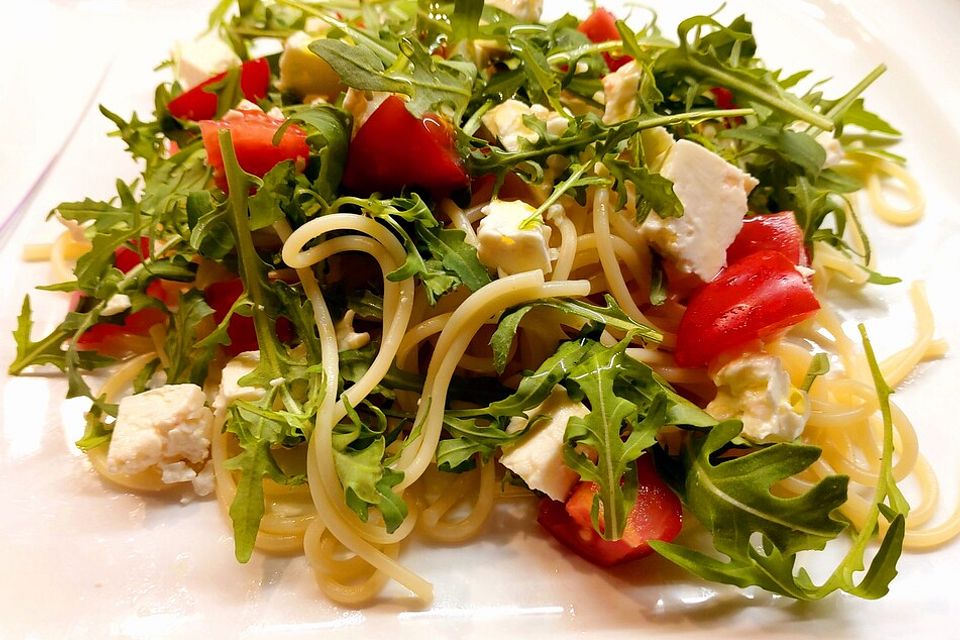 Rucola-Spaghetti Salat mit Tomaten und Schafskäse