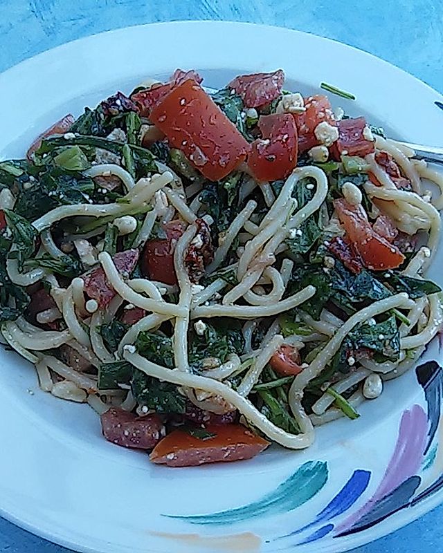 Rucola-Spaghetti Salat mit Tomaten und Schafskäse
