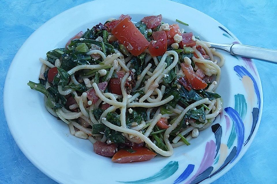 Rucola-Spaghetti Salat mit Tomaten und Schafskäse