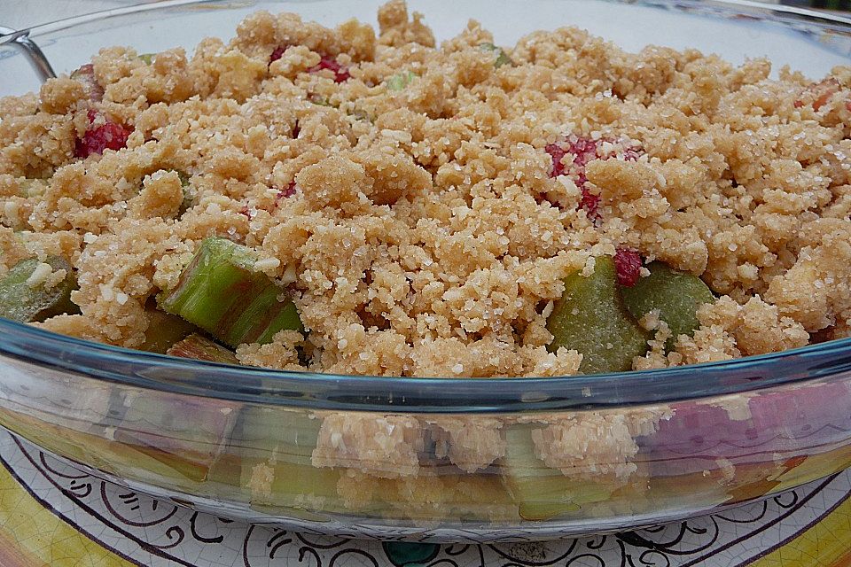 Erdbeer-Rhabarber Crumble mit Mandel-Streuseln