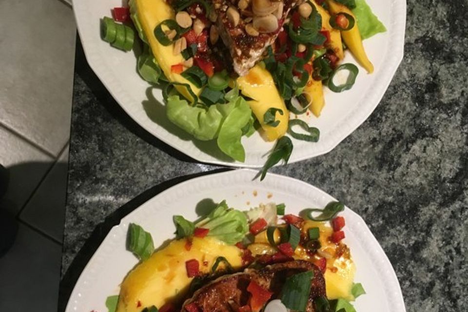 Mango in scharfer Salsa mit gedünstetem Thunfischfilet