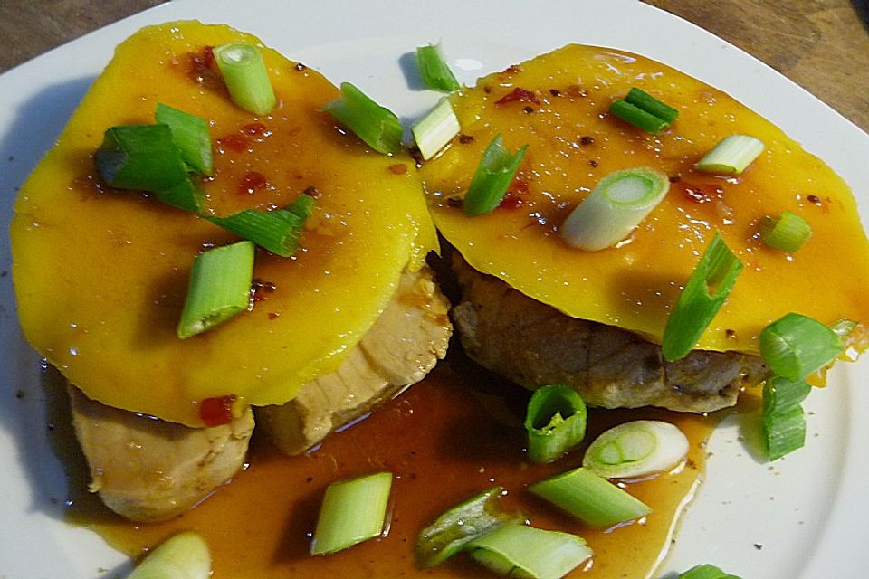 Mango in scharfer Salsa mit gedünstetem Thunfischfilet