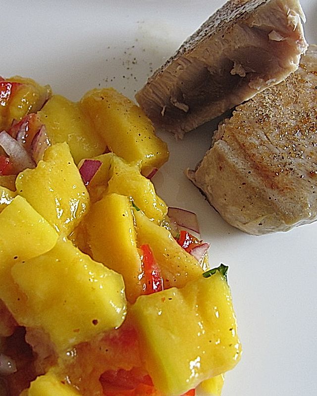 Mango in scharfer Salsa mit gedünstetem Thunfischfilet