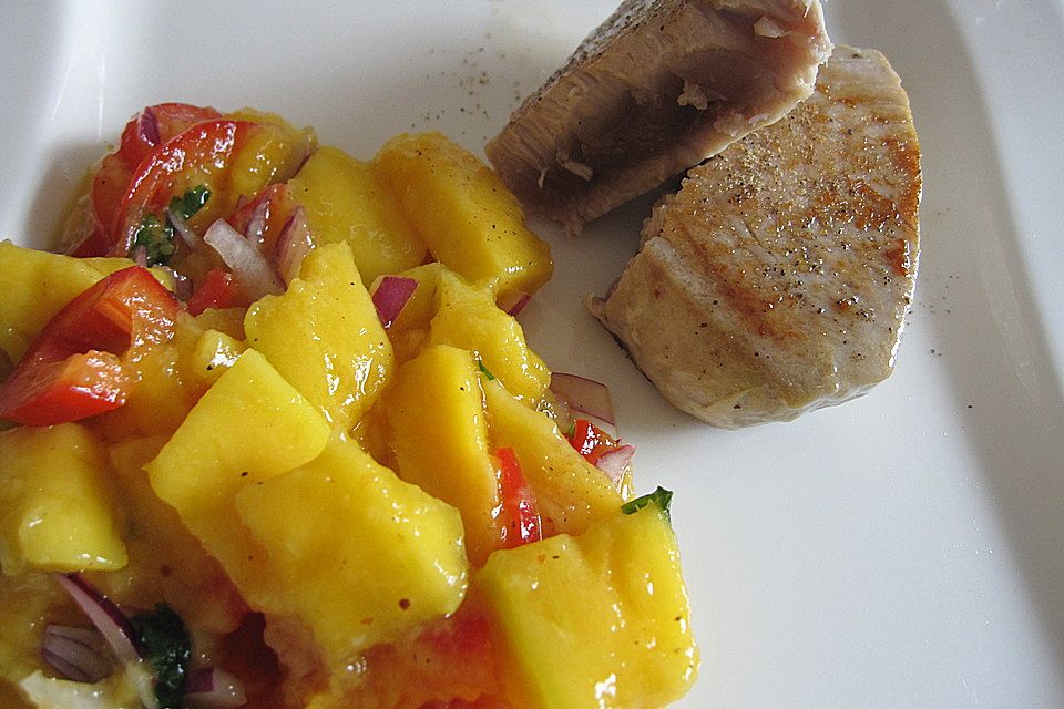 Mango in scharfer Salsa mit gedünstetem Thunfischfilet