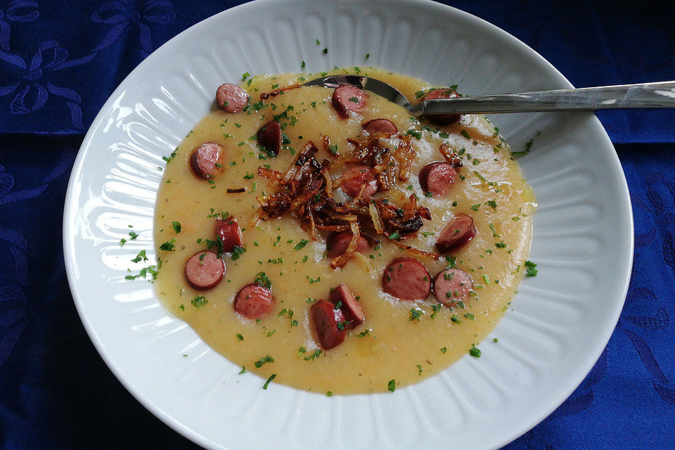 Kartoffelcremesuppe mit Würstchen