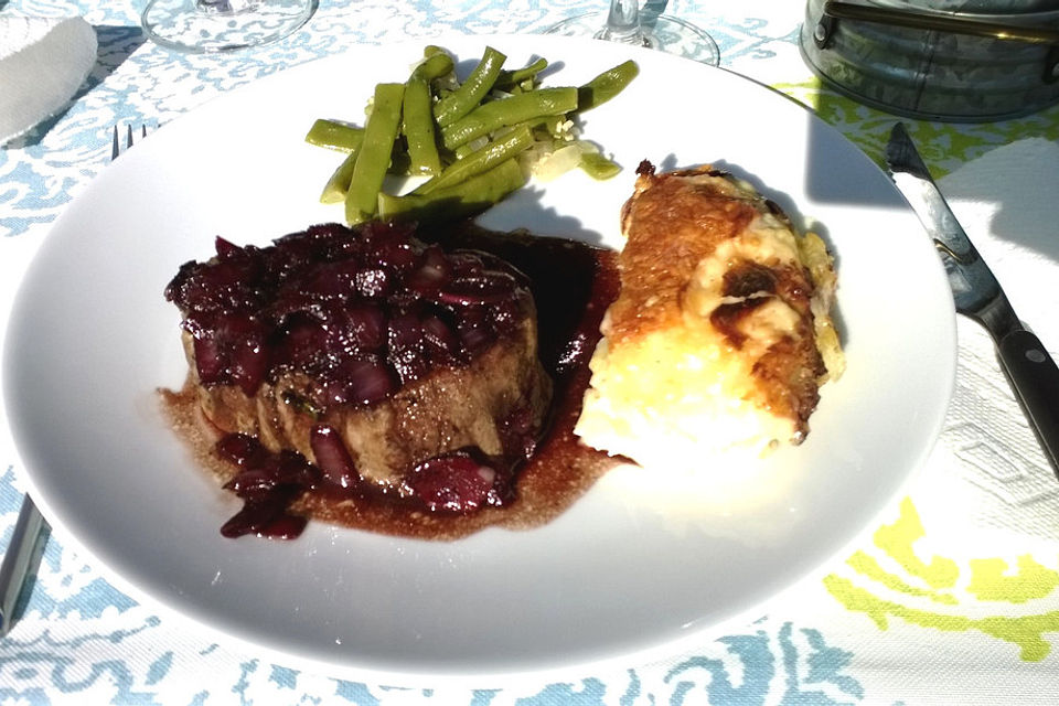 Filetsteak mit einer Zwiebel-Rotwein Soße