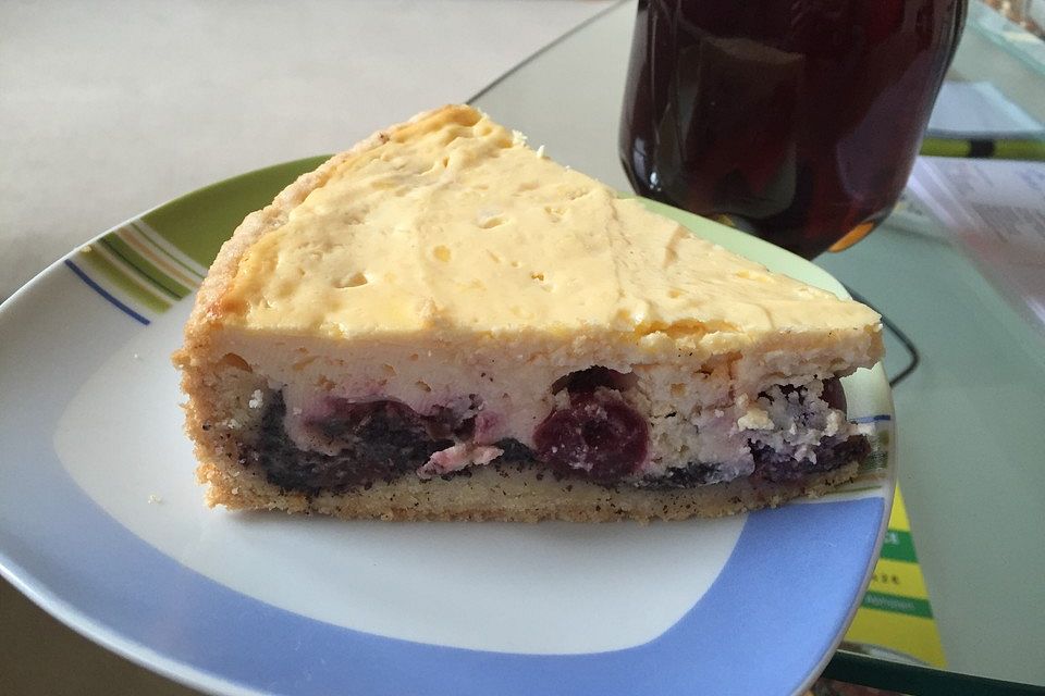 Käsekuchen mit Mohn und Kirschen