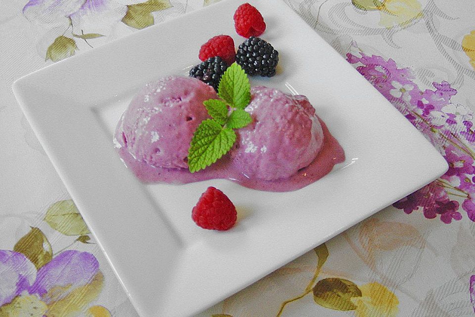 Cremiges Brombeer-Himbeereis