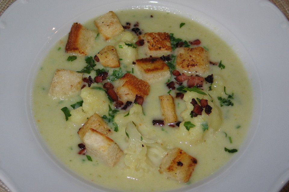 Blumenkohlsuppe mit Croûtons und Bauchspeck Blumenkohlsuppe mit Croûtons und Bauchspeck