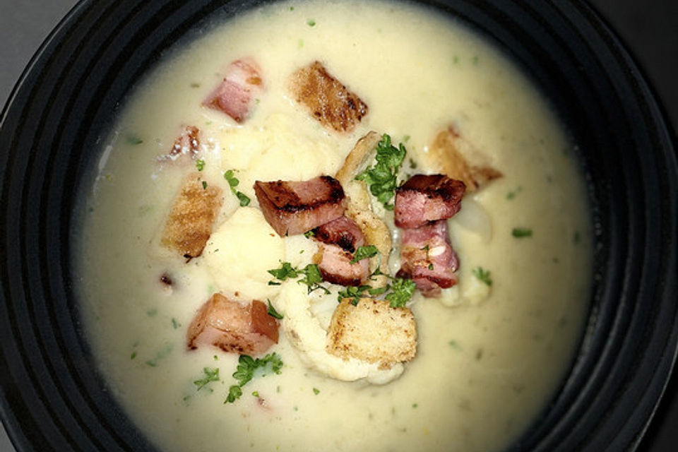 Blumenkohlsuppe mit Croûtons und Bauchspeck