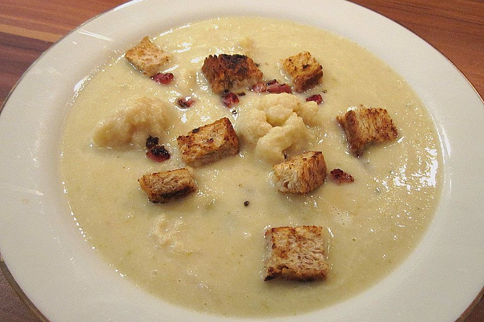 Blumenkohlsuppe mit Croûtons und Bauchspeck Blumenkohlsuppe mit Croûtons und Bauchspeck