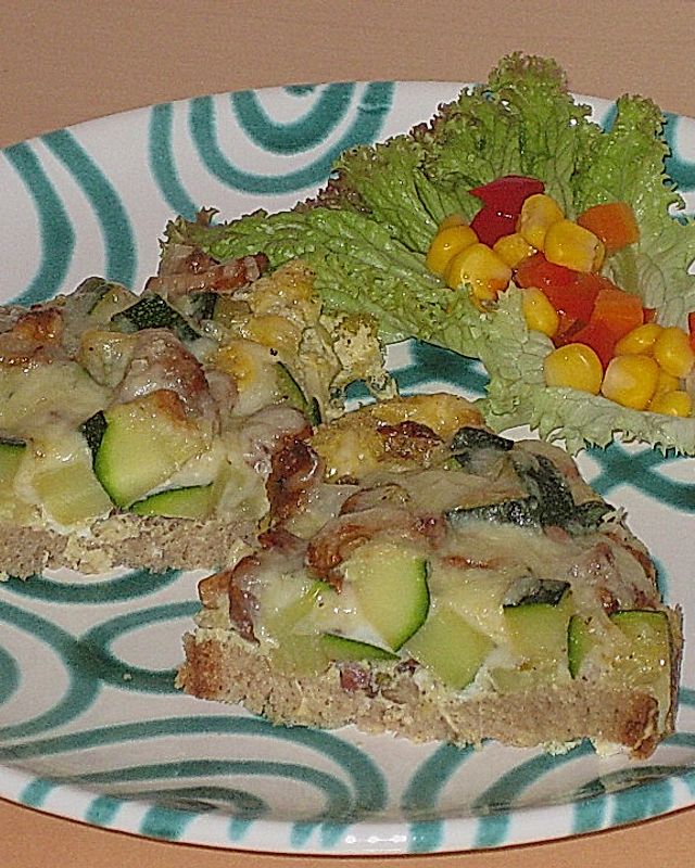 Überbackenes Brot mit Zucchini und Pfifferlingen