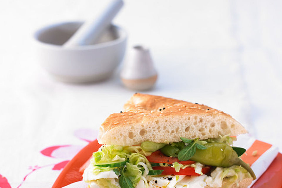 Heißer Schafskäse im Fladenbrot