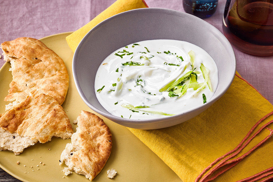 Gurken-Minz-Raita mit Chapatis