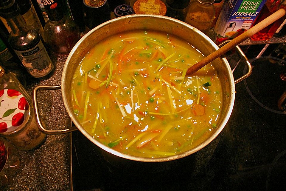 Kartoffelcremesuppe mit Gemüseeinlage und Würstchenscheiben