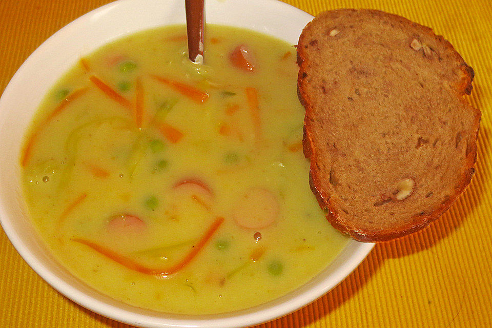 Kartoffelcremesuppe mit Gemüseeinlage und Würstchenscheiben