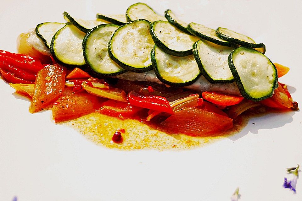 Doradenfilet mit Zucchinischuppen auf mariniertem Gemüse