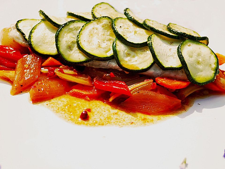 Doradenfilet mit Zucchinischuppen auf mariniertem Gemüse von feuervogel ...